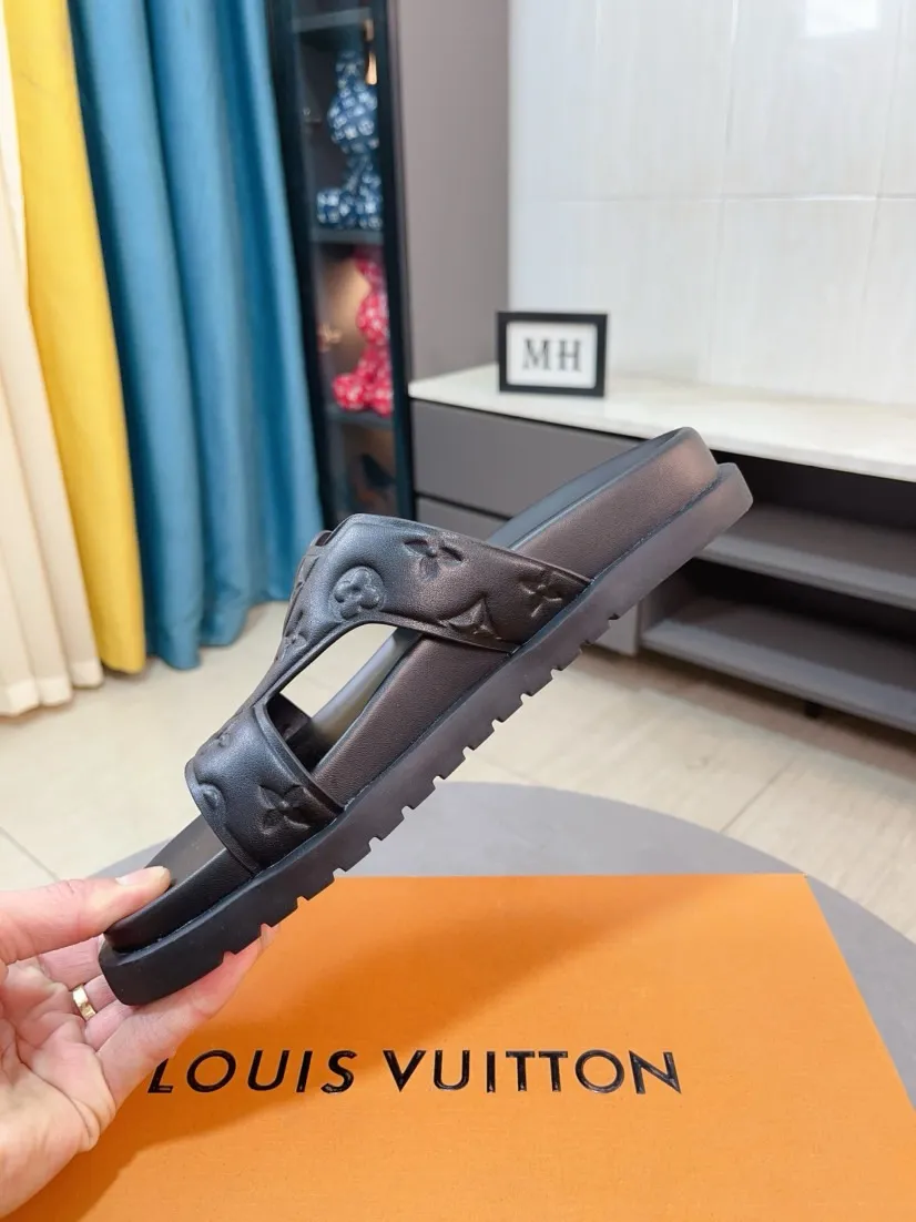 Men's shoes 💰360🌹🌹 (lv-Louis Vuitton) new men's sandals, high-end boutique, exquisite embossed logo decoration on the upper, fine workmanship, super soft soles, casual, loose and comfortable, a must-have in summer! \nsize：38-44